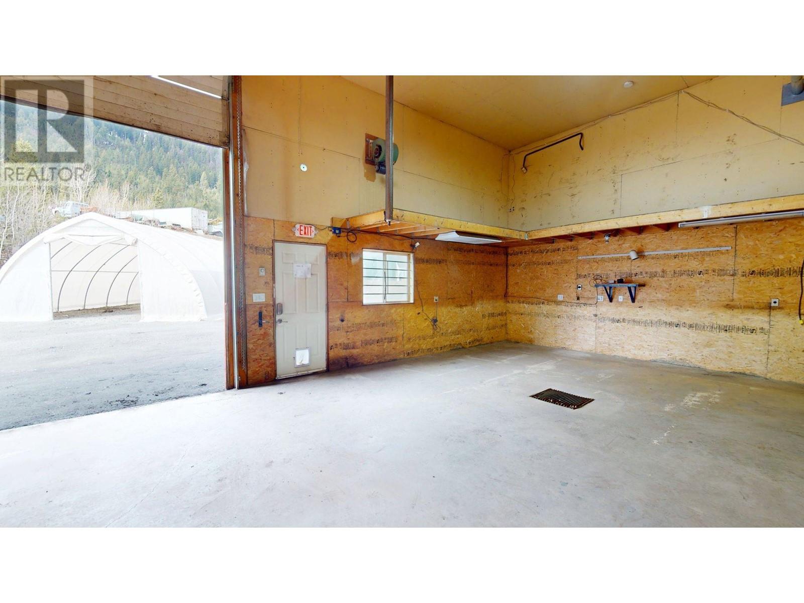 7 Inkaneep Road, Elkford, British Columbia  V0B 1H0 - Photo 6 - 10344911