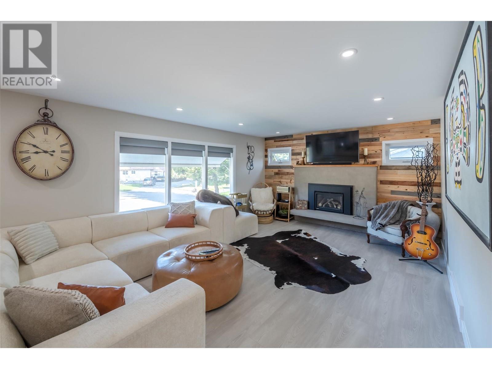 102 Pineview Place, Penticton, British Columbia  V2A 3R4 - Photo 2 - 10345733