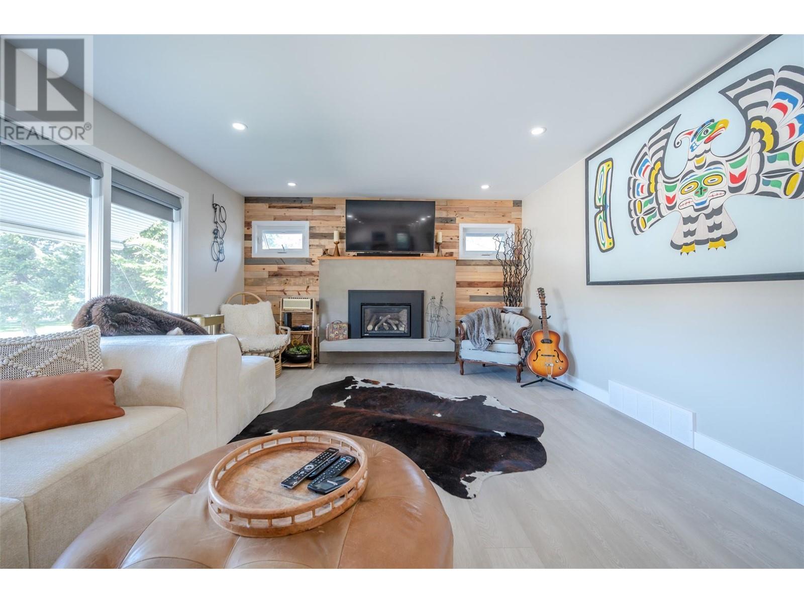 102 Pineview Place, Penticton, British Columbia  V2A 3R4 - Photo 3 - 10345733