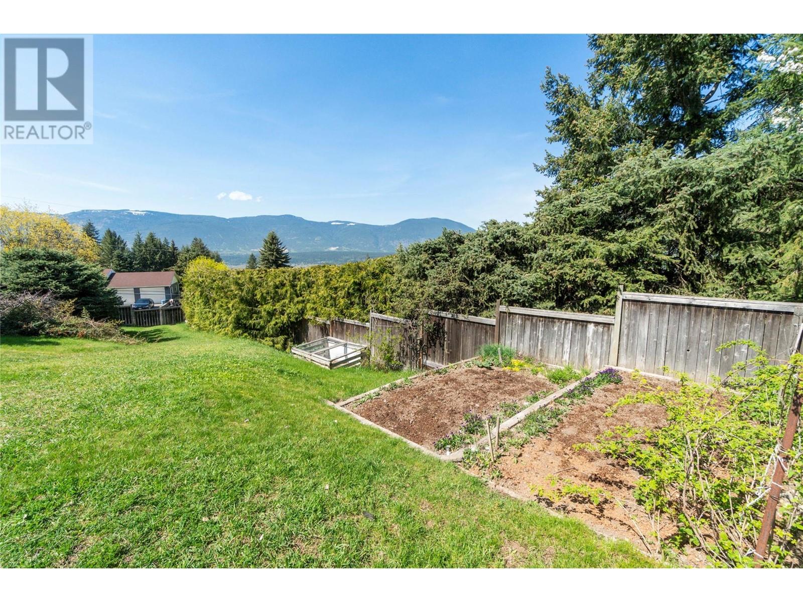 1290 15 Street Se, Salmon Arm, British Columbia  V1E 2G8 - Photo 11 - 10345427