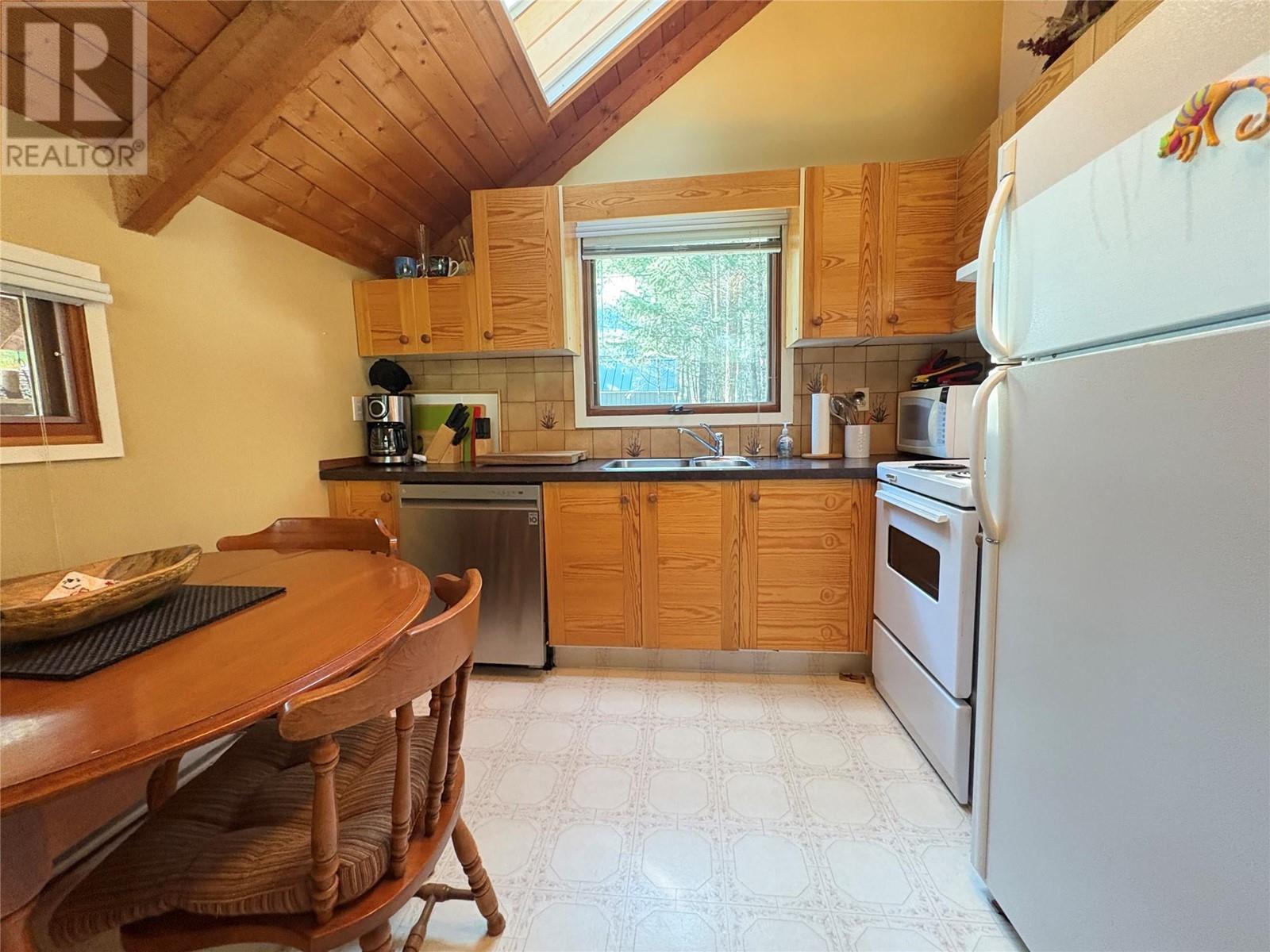 1037 Ridge Way, Windermere, British Columbia  V0B 2L0 - Photo 10 - 10344634