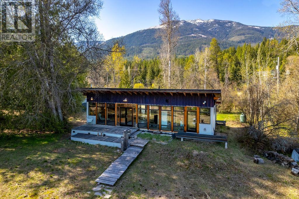 8902 Beach Street, Balfour, British Columbia  V0G 1C0 - Photo 1 - 10342192