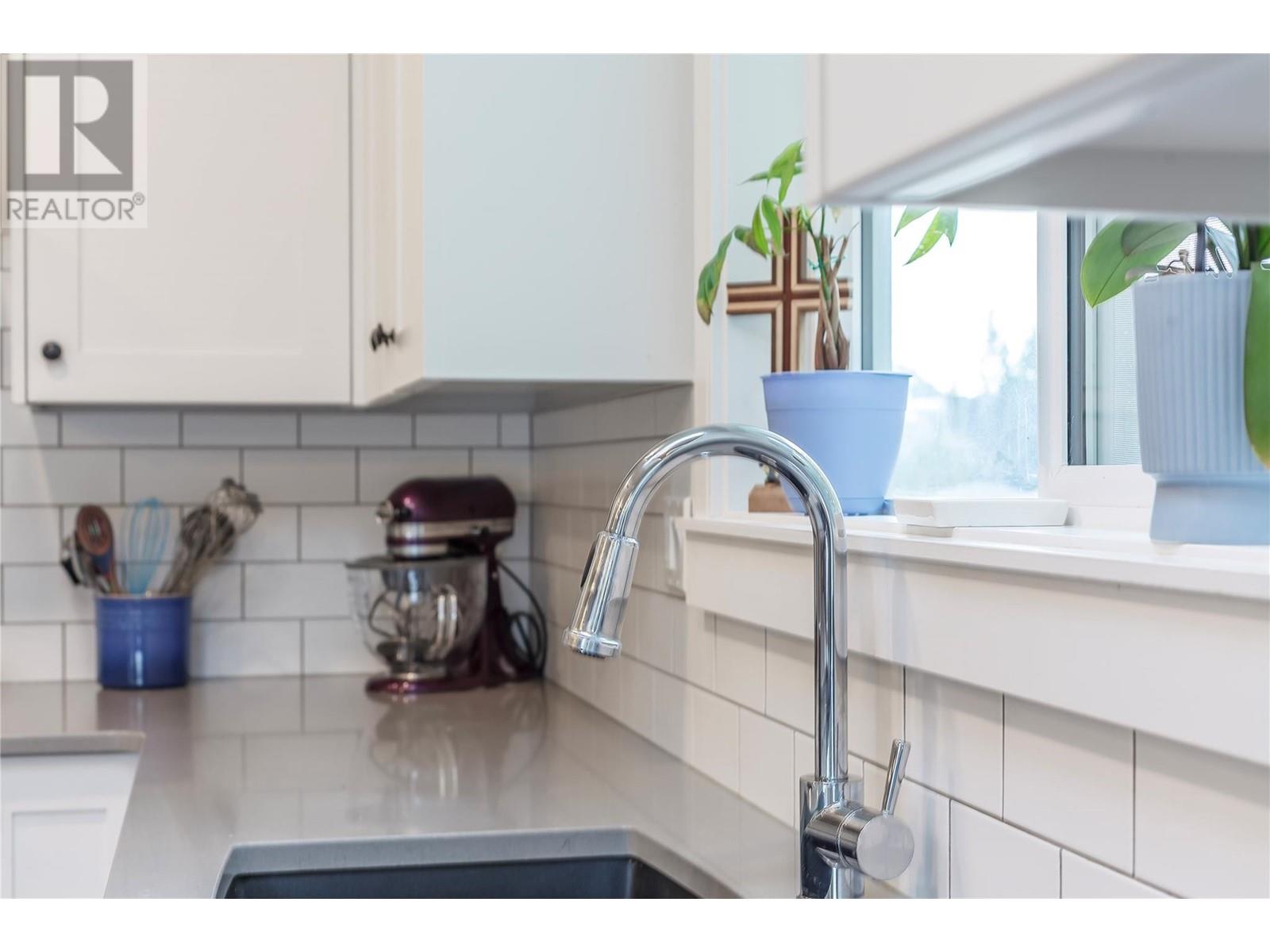 2725 Sunnydale Drive, Blind Bay, British Columbia  V0E 1H2 - Photo 4 - 10345618