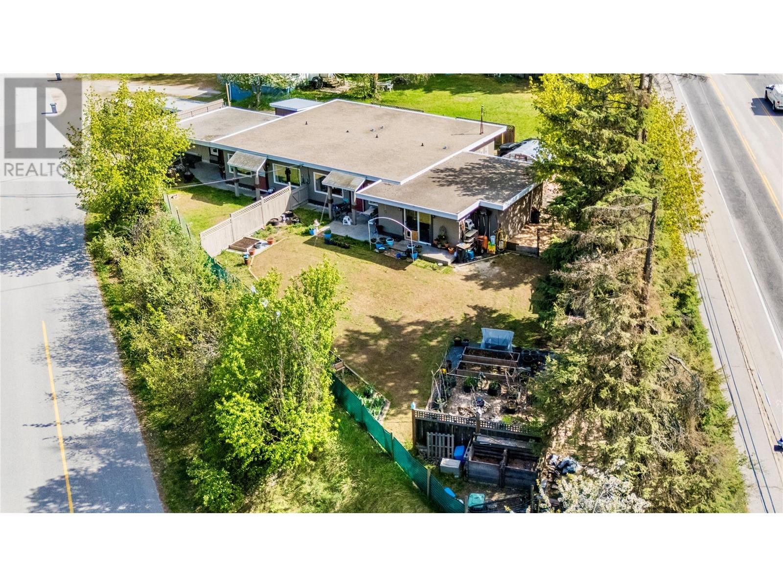 714 12th Street, Castlegar, British Columbia  V1N 2K3 - Photo 1 - 10345593