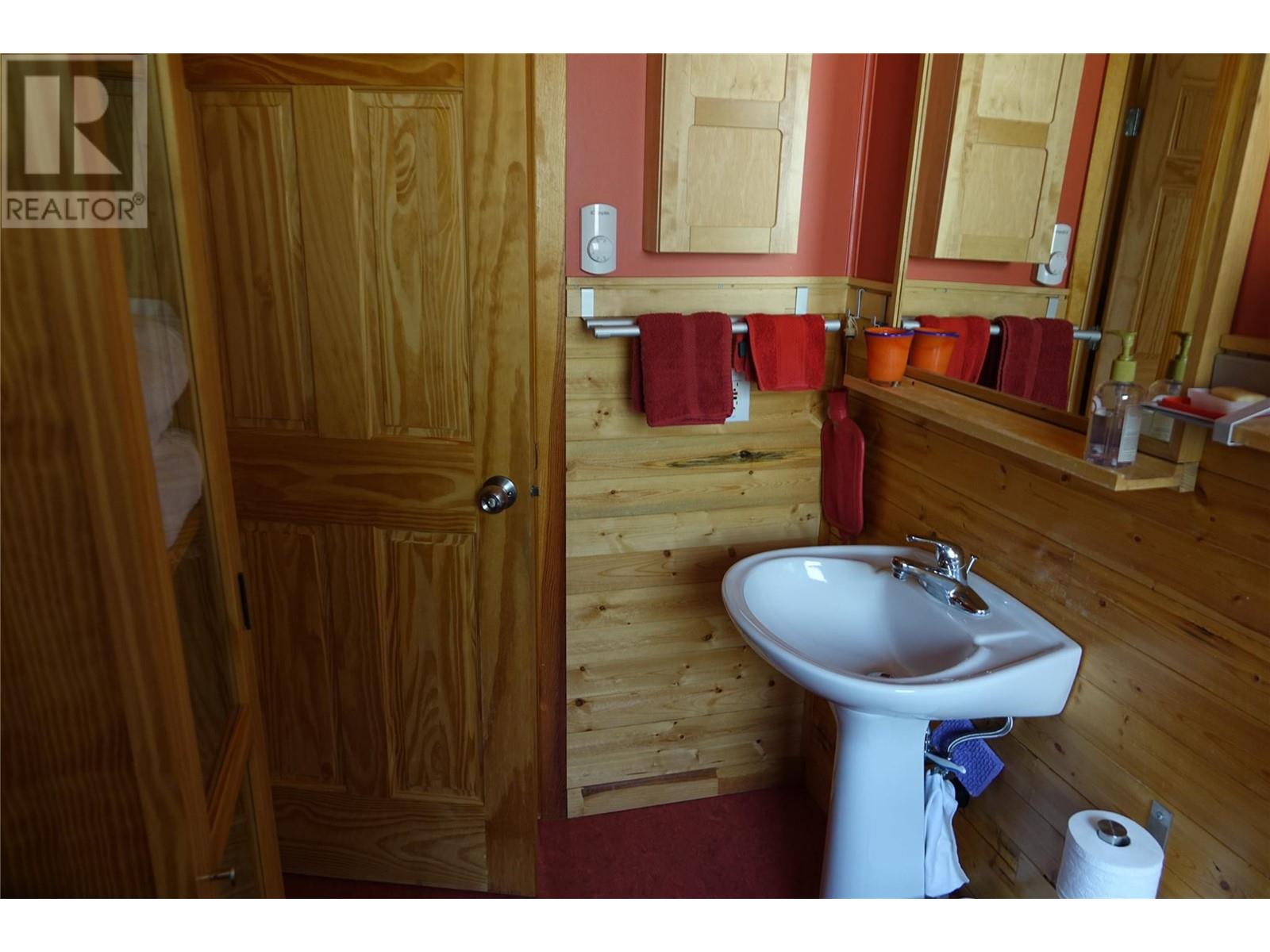 2304 Holmes-Deakin Road, Golden, British Columbia  V0A 1H1 - Photo 10 - 10345886