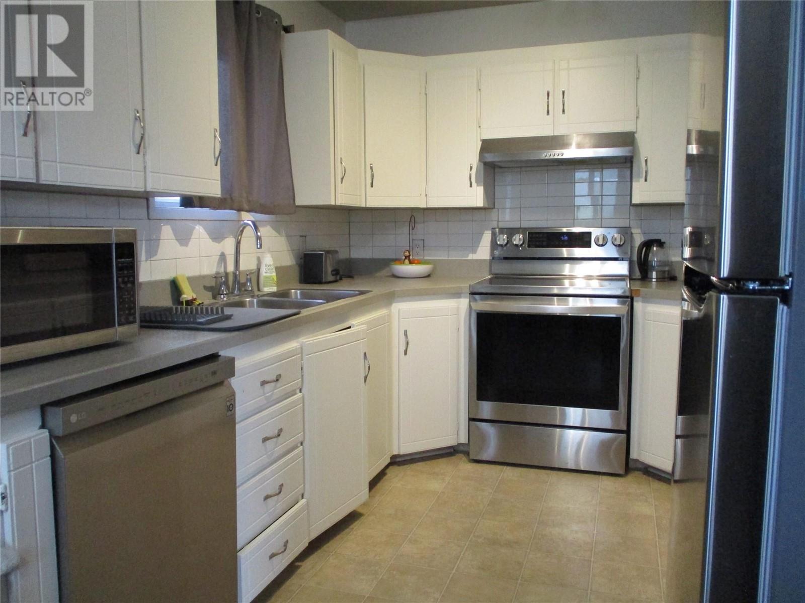2805 Caen Road, Sorrento, British Columbia  V0E 2W0 - Photo 3 - 10345387