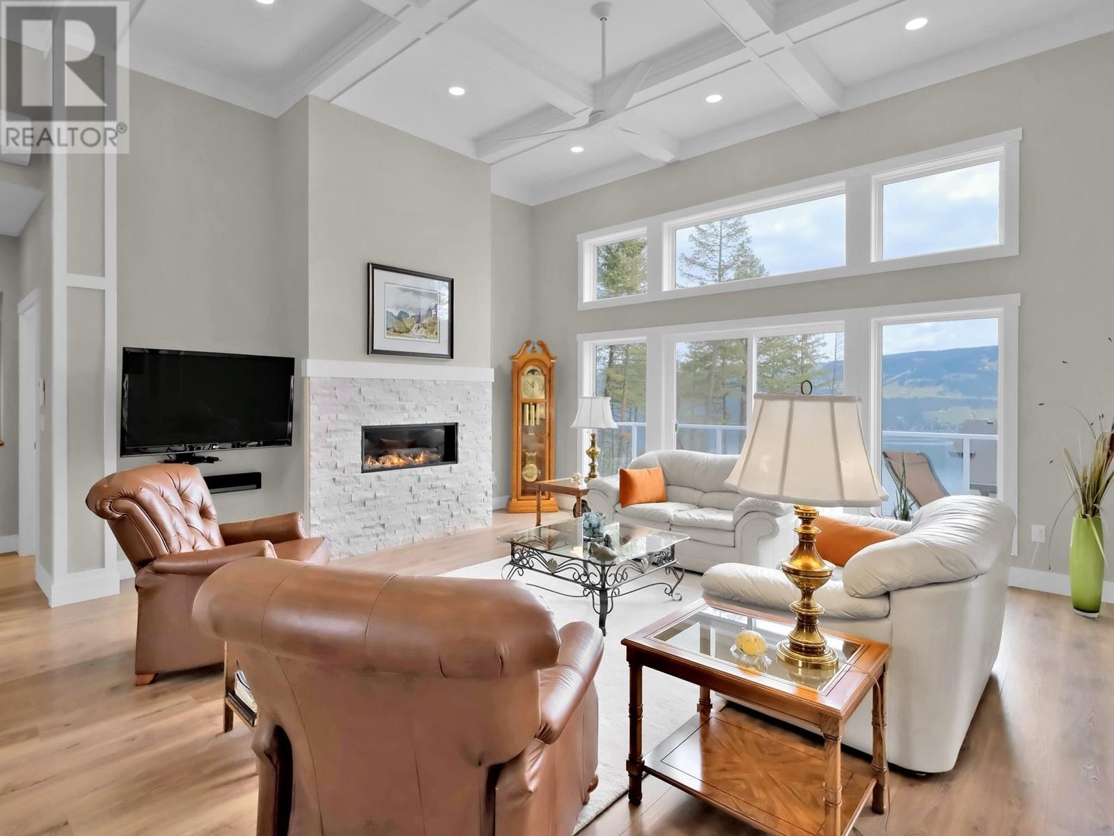 7255 Dunwaters Road, Kelowna, British Columbia  V1Z 3W4 - Photo 2 - 10345565