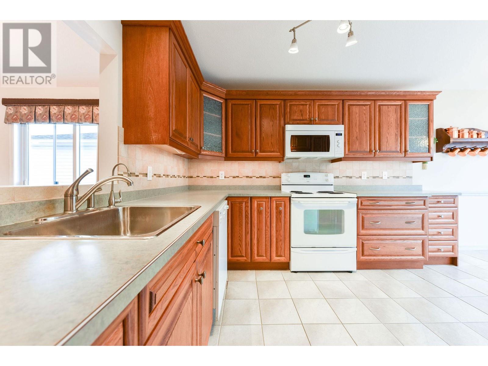 27 Kingfisher Drive, Penticton, British Columbia  V2A 8K6 - Photo 2 - 10345804
