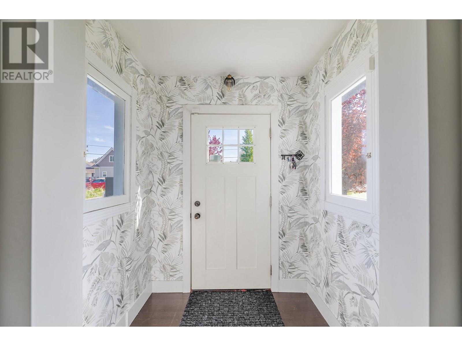 9718 Julia Street, Summerland, British Columbia  V0H 1Z6 - Photo 5 - 10345871
