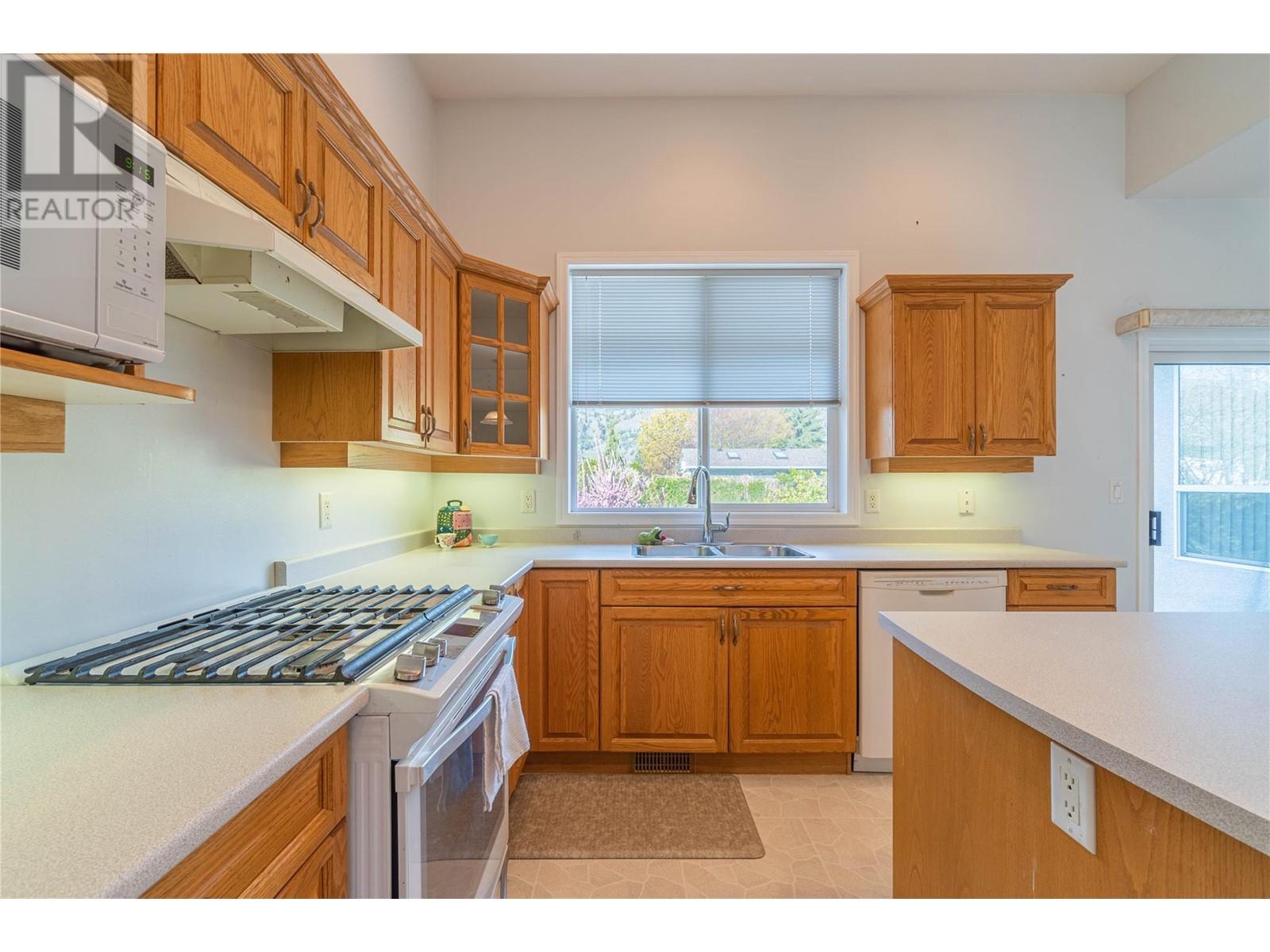 550 Mccurrach Place, Kamloops, British Columbia  V2B 8R1 - Photo 11 - 10345660