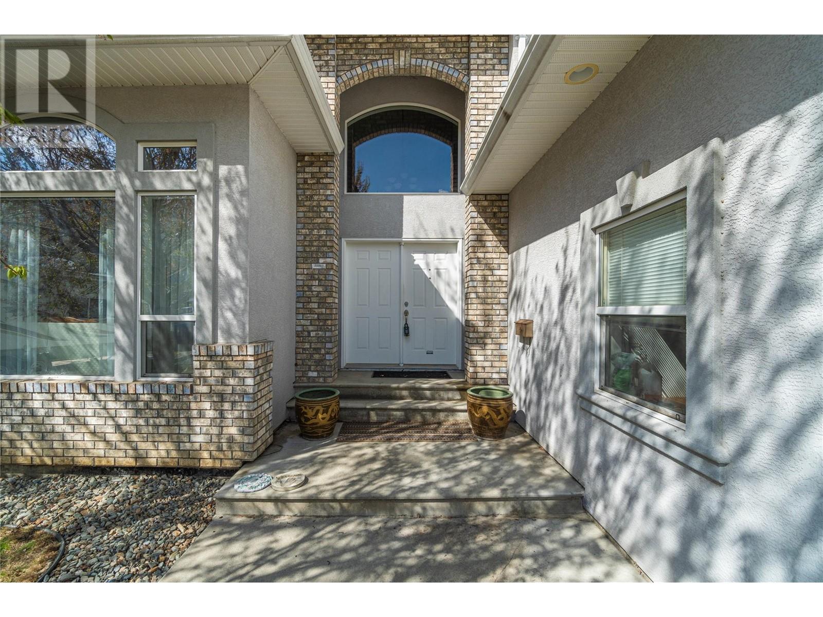 550 Mccurrach Place, Kamloops, British Columbia  V2B 8R1 - Photo 2 - 10345660