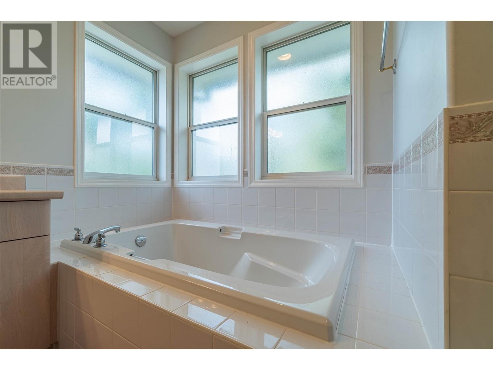 550 Mccurrach Place, Kamloops, British Columbia  V2B 8R1 - Photo 30 - 10345660