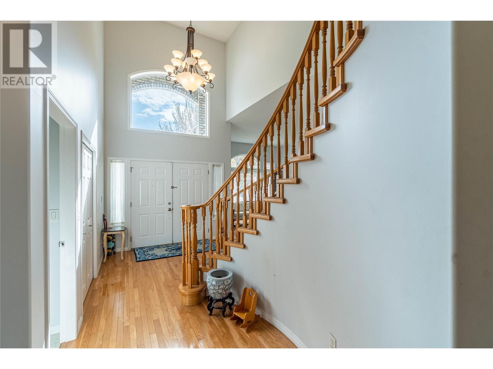 550 Mccurrach Place, Kamloops, British Columbia  V2B 8R1 - Photo 4 - 10345660