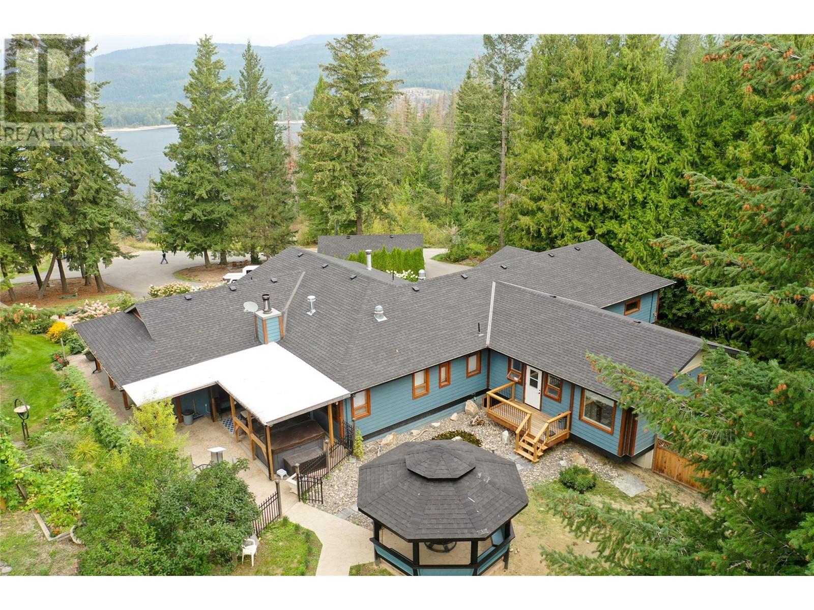 3045 Lindberg Road, Sorrento, British Columbia  V0E 2W1 - Photo 1 - 10345921