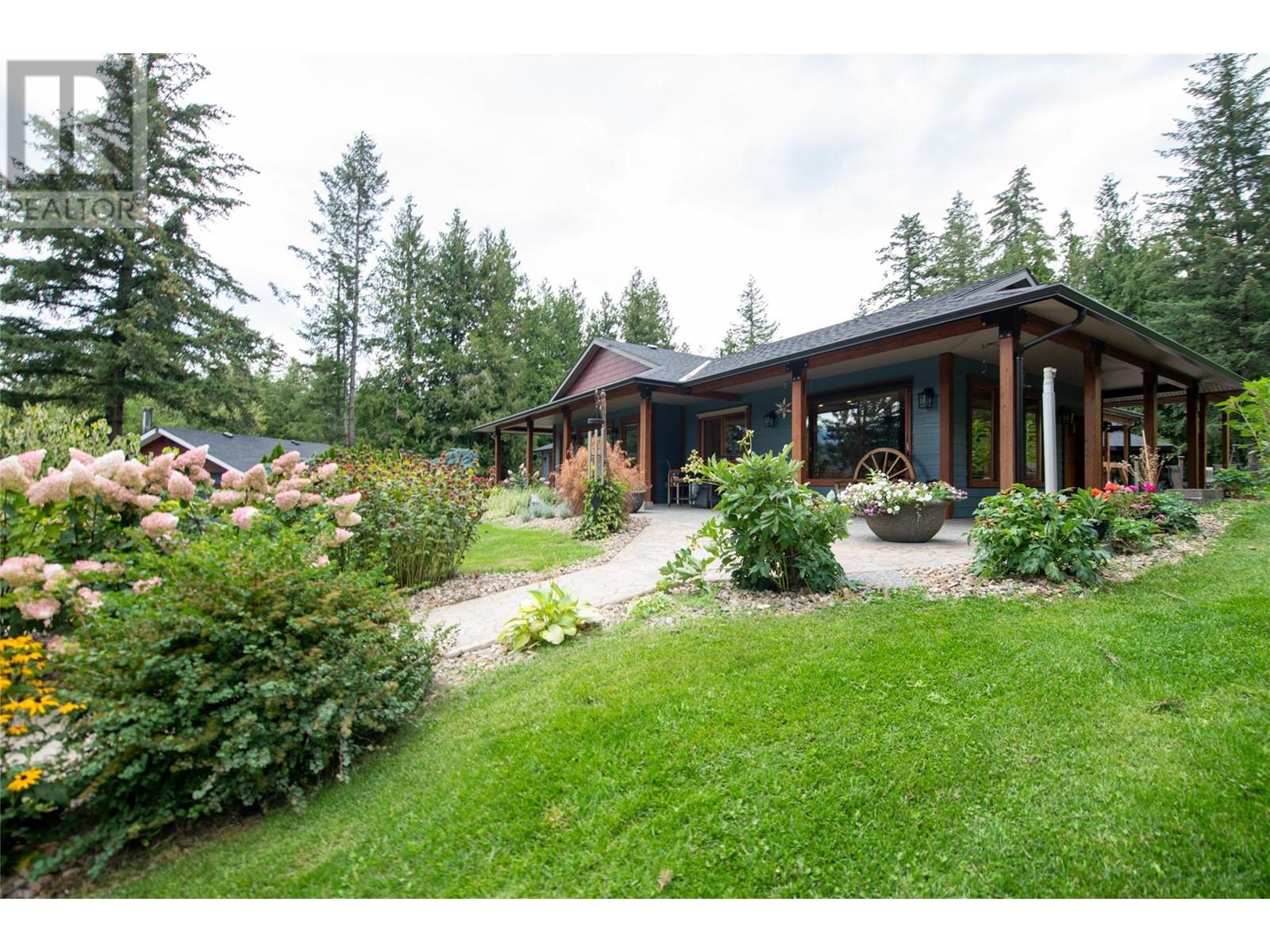 3045 Lindberg Road, Sorrento, British Columbia  V0E 2W1 - Photo 3 - 10345921