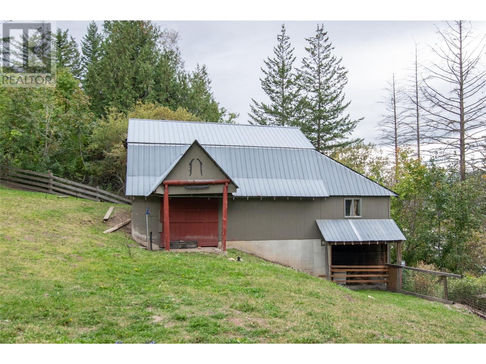 3045 Lindberg Road, Sorrento, British Columbia  V0E 2W1 - Photo 39 - 10345921