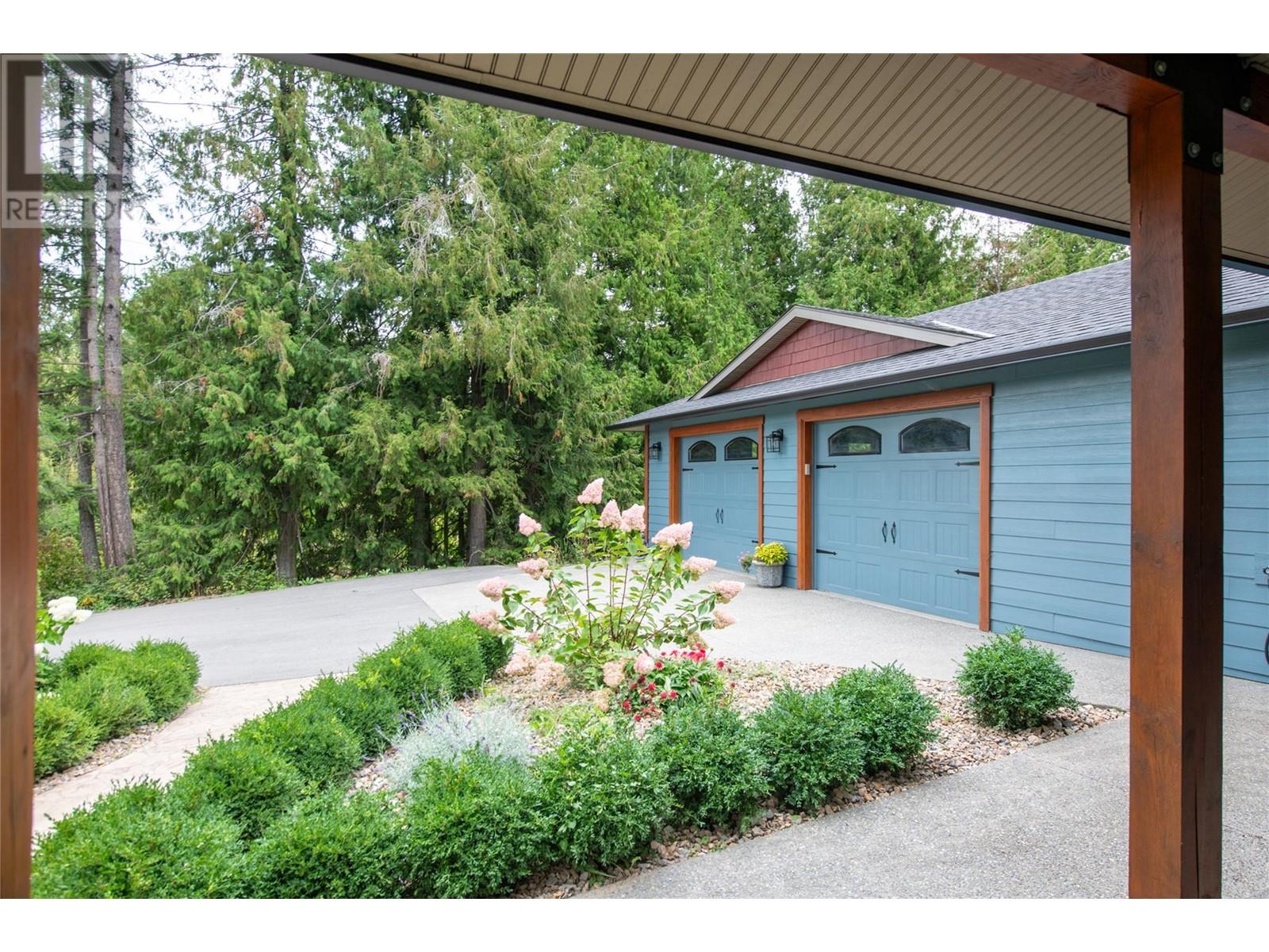 3045 Lindberg Road, Sorrento, British Columbia  V0E 2W1 - Photo 6 - 10345921