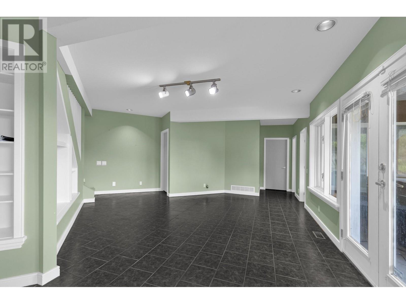3784 Inglis Place, Peachland, British Columbia  V0H 1X2 - Photo 32 - 10345678
