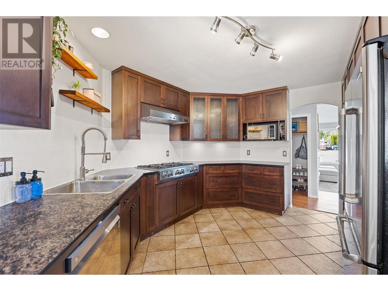 221 Chetwynd Drive, Kamloops, British Columbia  V2H 1L7 - Photo 9 - 10344529