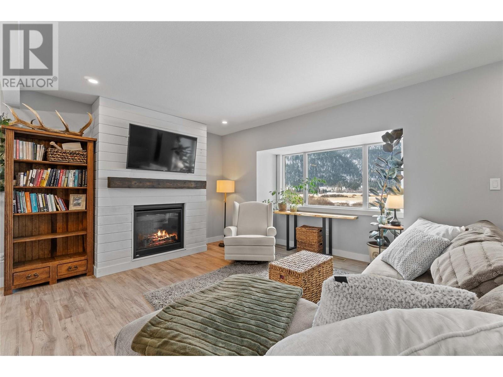 2939 Wetaskiwin Road, Falkland, British Columbia  V0E 1W0 - Photo 6 - 10345493