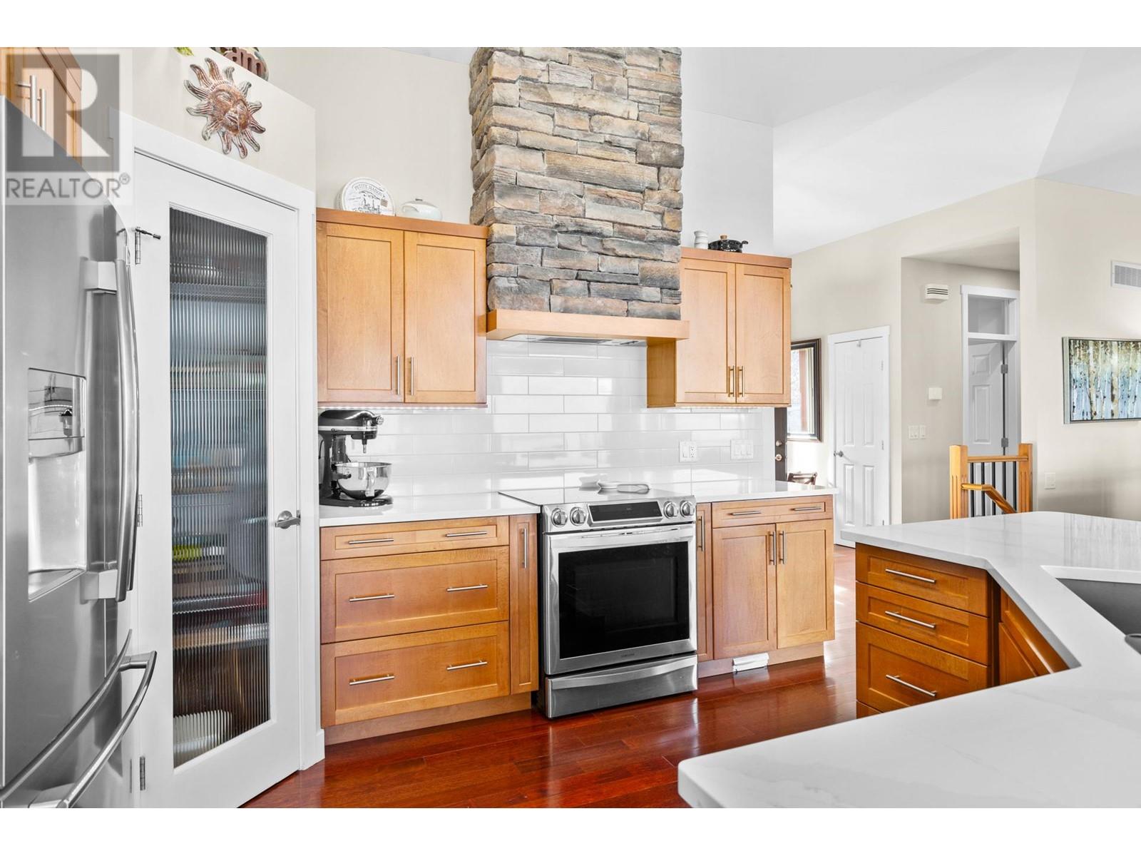 6490 Sherburn Road, Peachland, British Columbia  V0H 1X7 - Photo 6 - 10345674