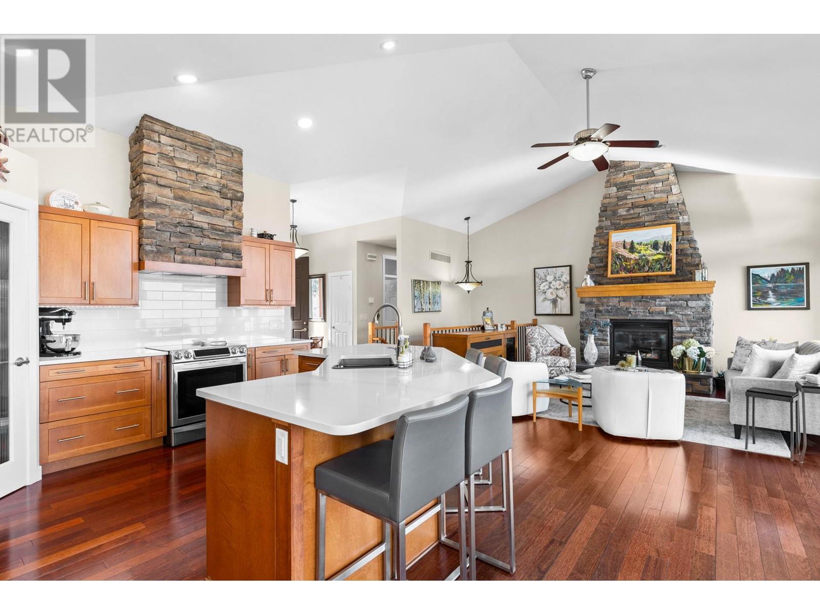 6490 Sherburn Road, Peachland, British Columbia  V0H 1X7 - Photo 9 - 10345674