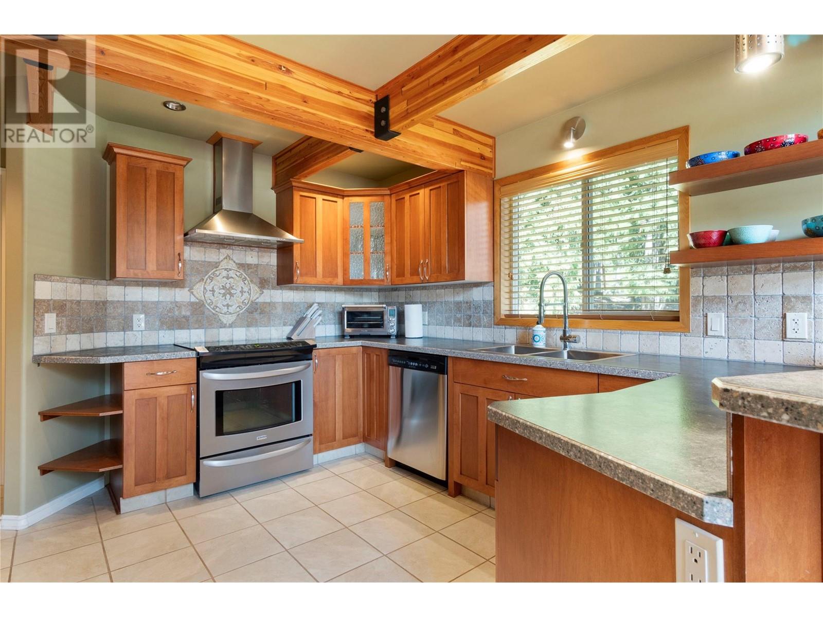 7889 Gardiner Road, Anglemont, British Columbia  V0E 1M8 - Photo 10 - 10346071