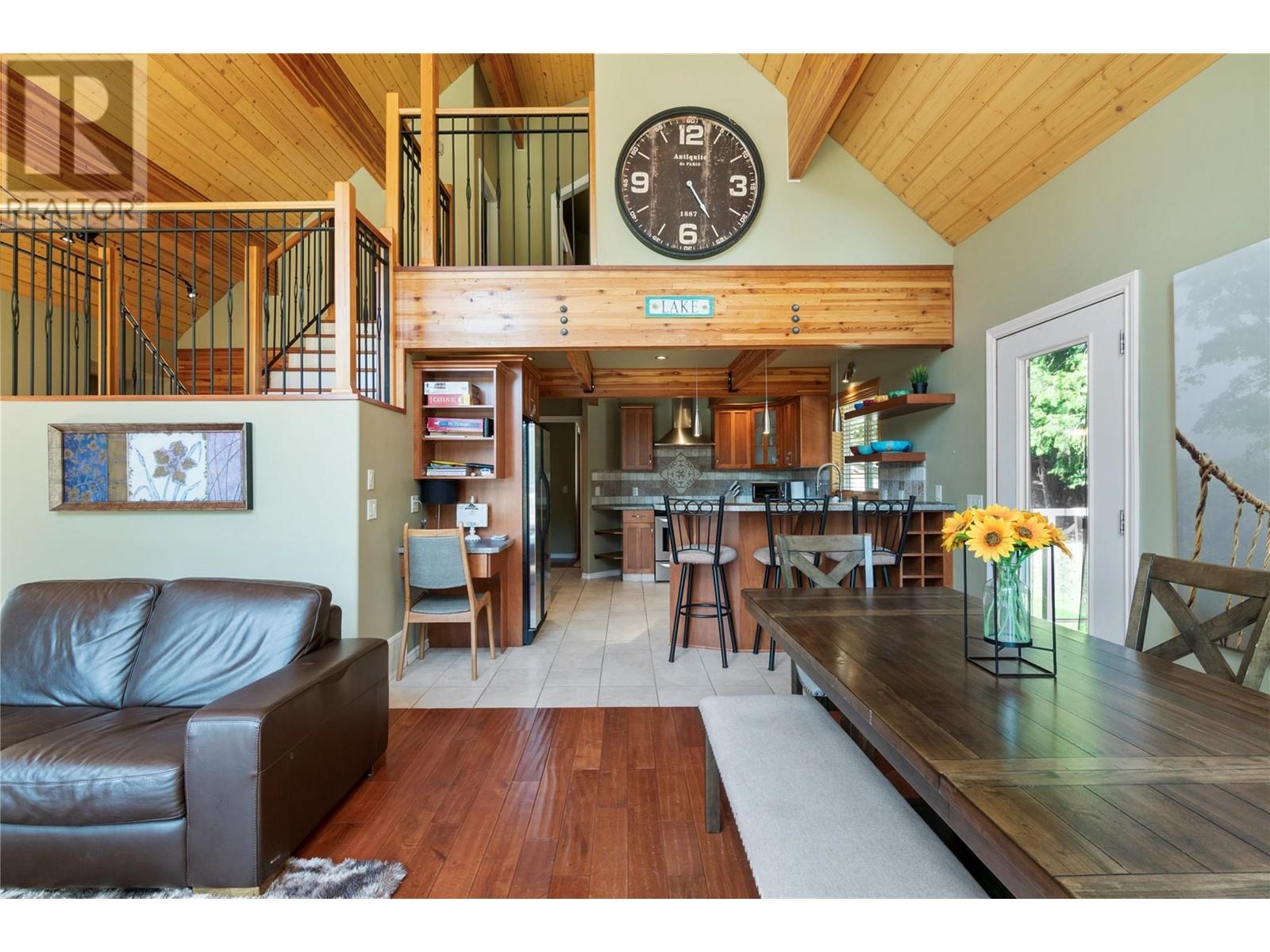 7889 Gardiner Road, Anglemont, British Columbia  V0E 1M8 - Photo 16 - 10346071