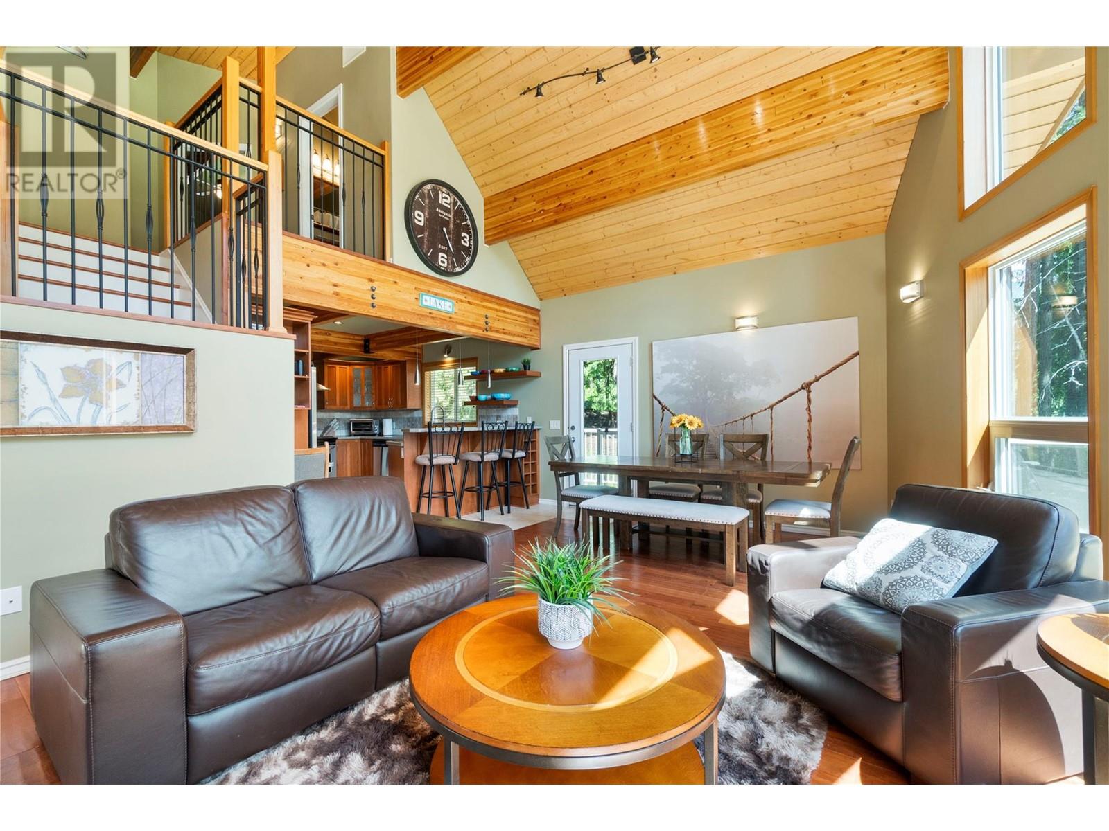 7889 Gardiner Road, Anglemont, British Columbia  V0E 1M8 - Photo 18 - 10346071