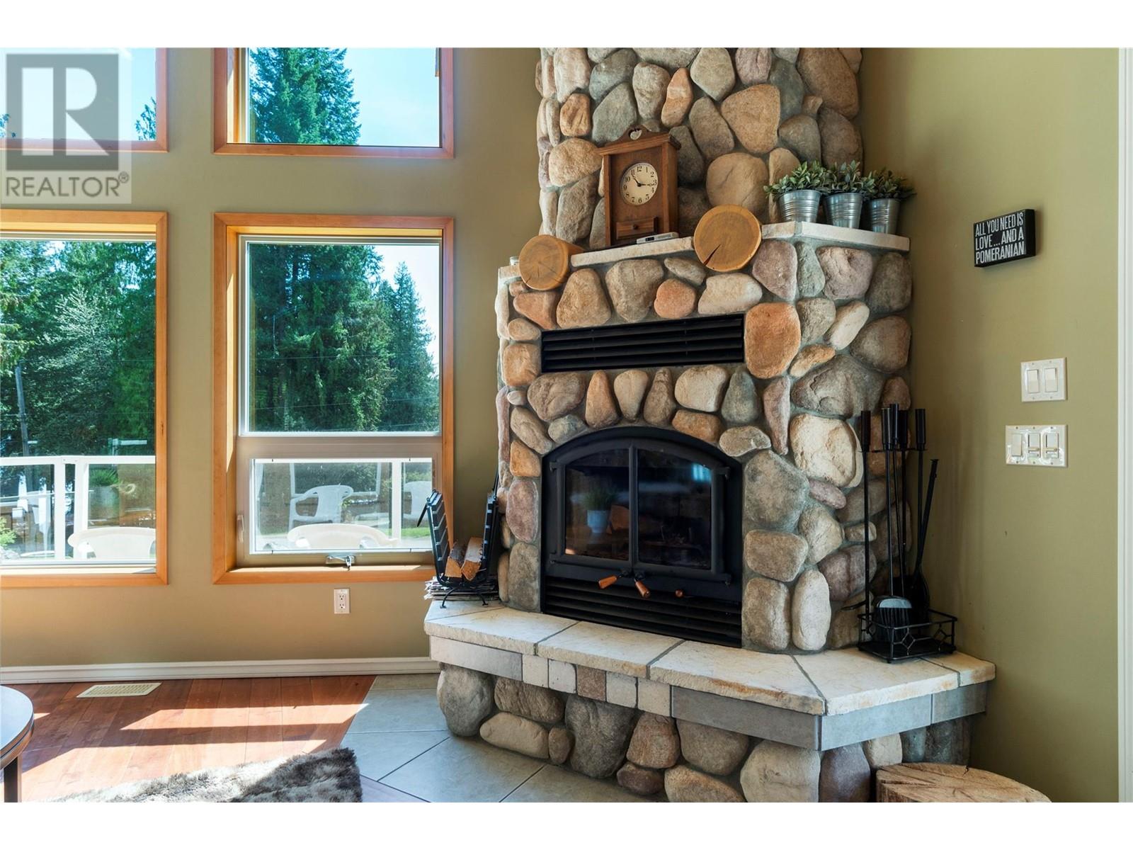 7889 Gardiner Road, Anglemont, British Columbia  V0E 1M8 - Photo 19 - 10346071