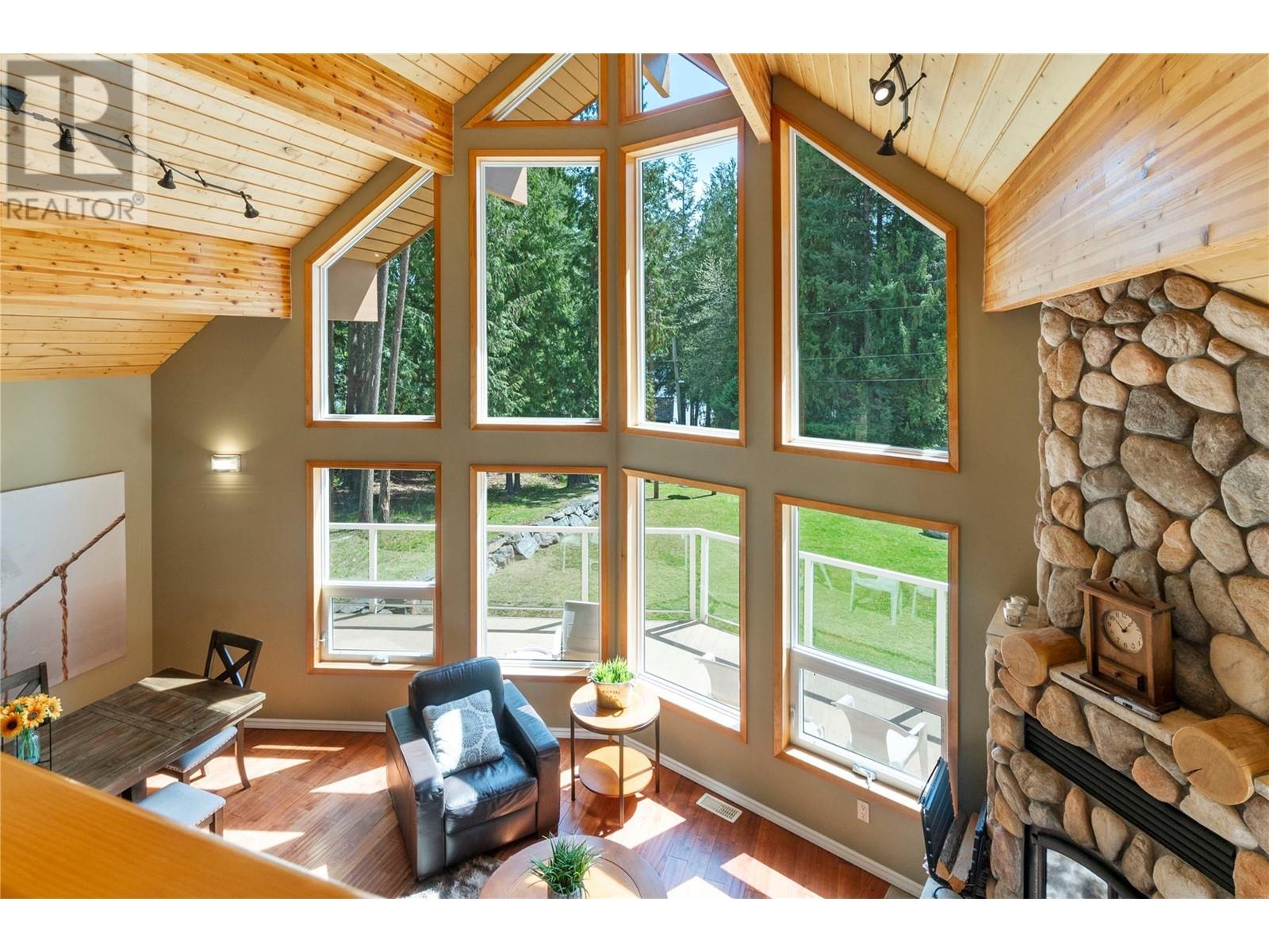 7889 Gardiner Road, Anglemont, British Columbia  V0E 1M8 - Photo 21 - 10346071