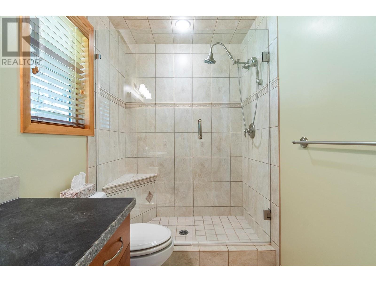 7889 Gardiner Road, Anglemont, British Columbia  V0E 1M8 - Photo 25 - 10346071