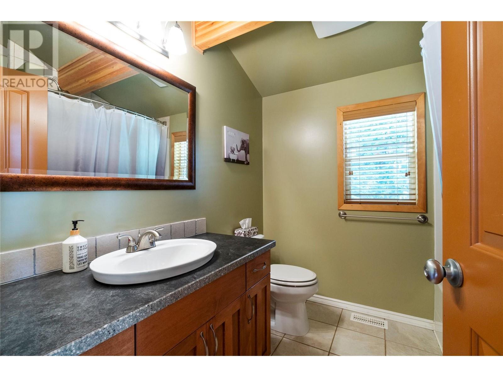 7889 Gardiner Road, Anglemont, British Columbia  V0E 1M8 - Photo 31 - 10346071