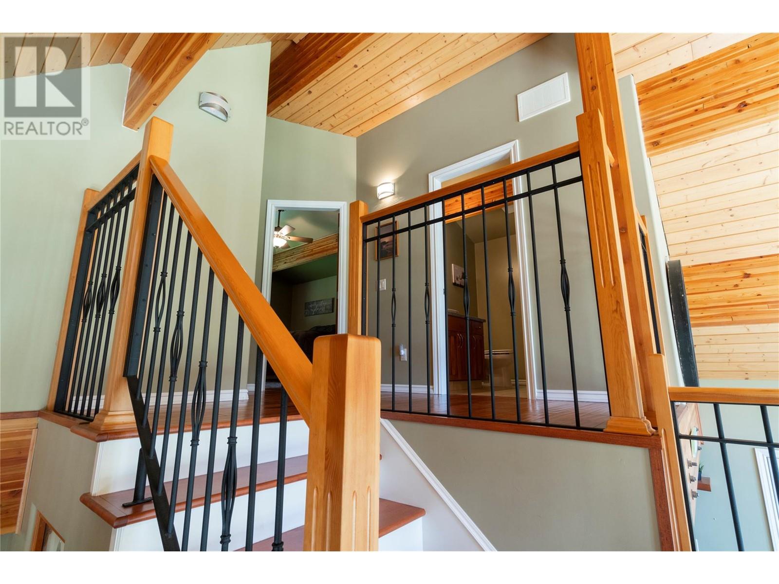 7889 Gardiner Road, Anglemont, British Columbia  V0E 1M8 - Photo 32 - 10346071