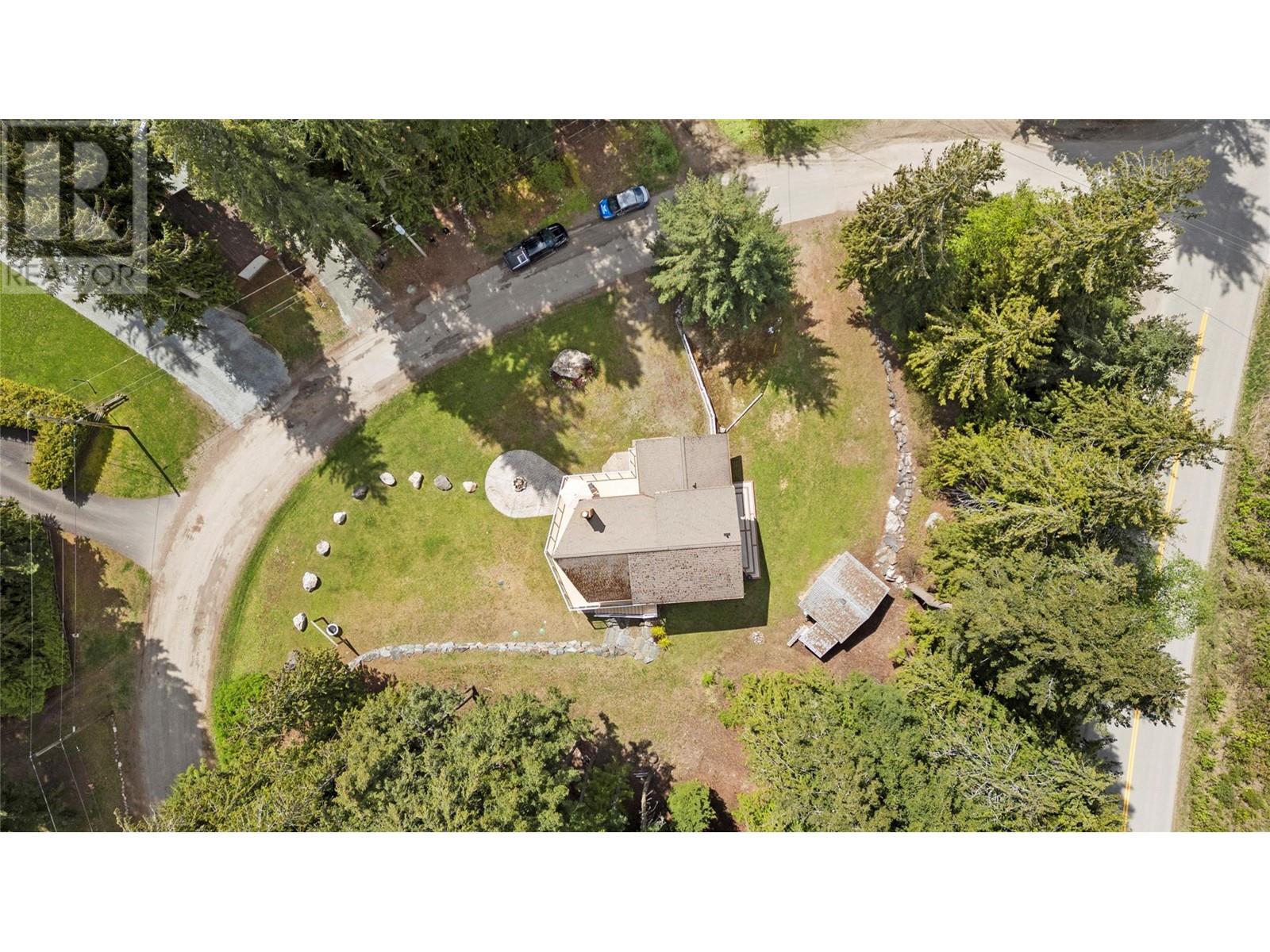 7889 Gardiner Road, Anglemont, British Columbia  V0E 1M8 - Photo 4 - 10346071