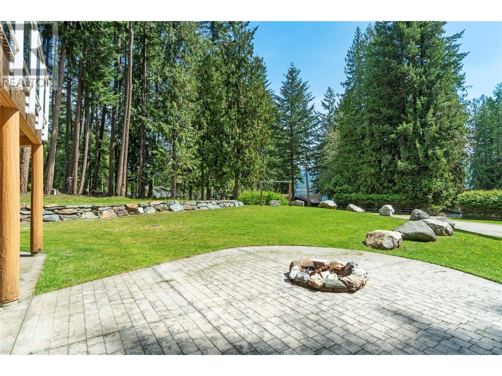 7889 Gardiner Road, Anglemont, British Columbia  V0E 1M8 - Photo 45 - 10346071