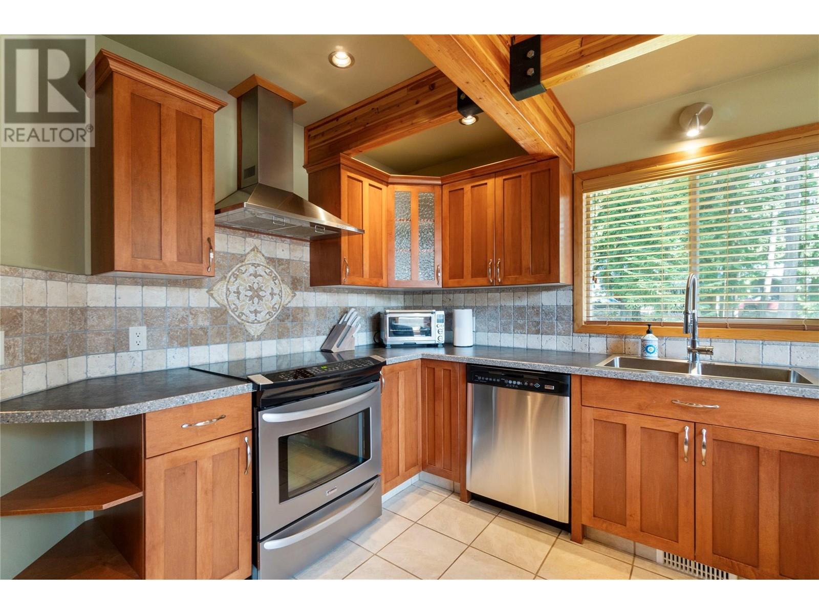 7889 Gardiner Road, Anglemont, British Columbia  V0E 1M8 - Photo 7 - 10346071