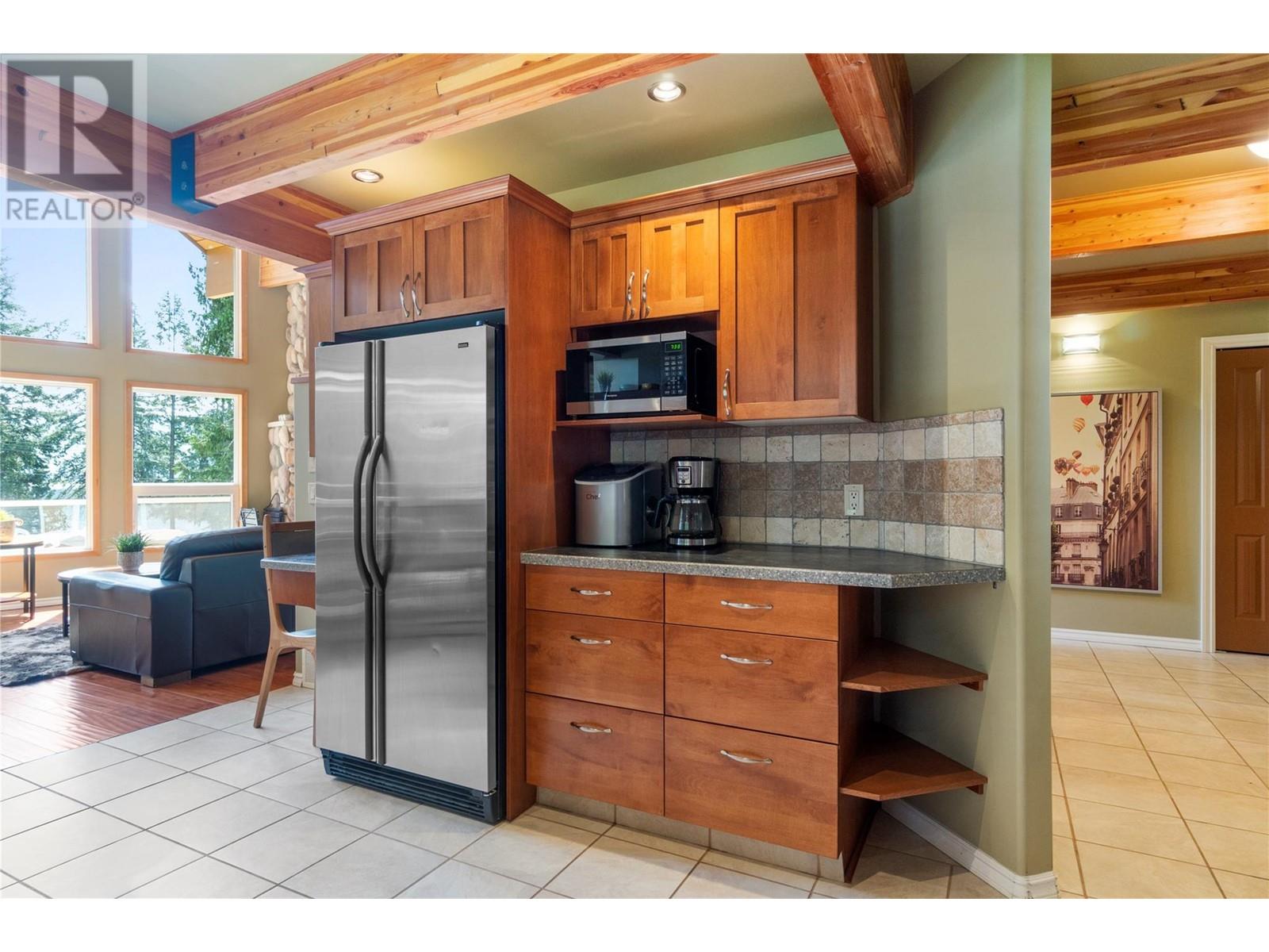 7889 Gardiner Road, Anglemont, British Columbia  V0E 1M8 - Photo 9 - 10346071