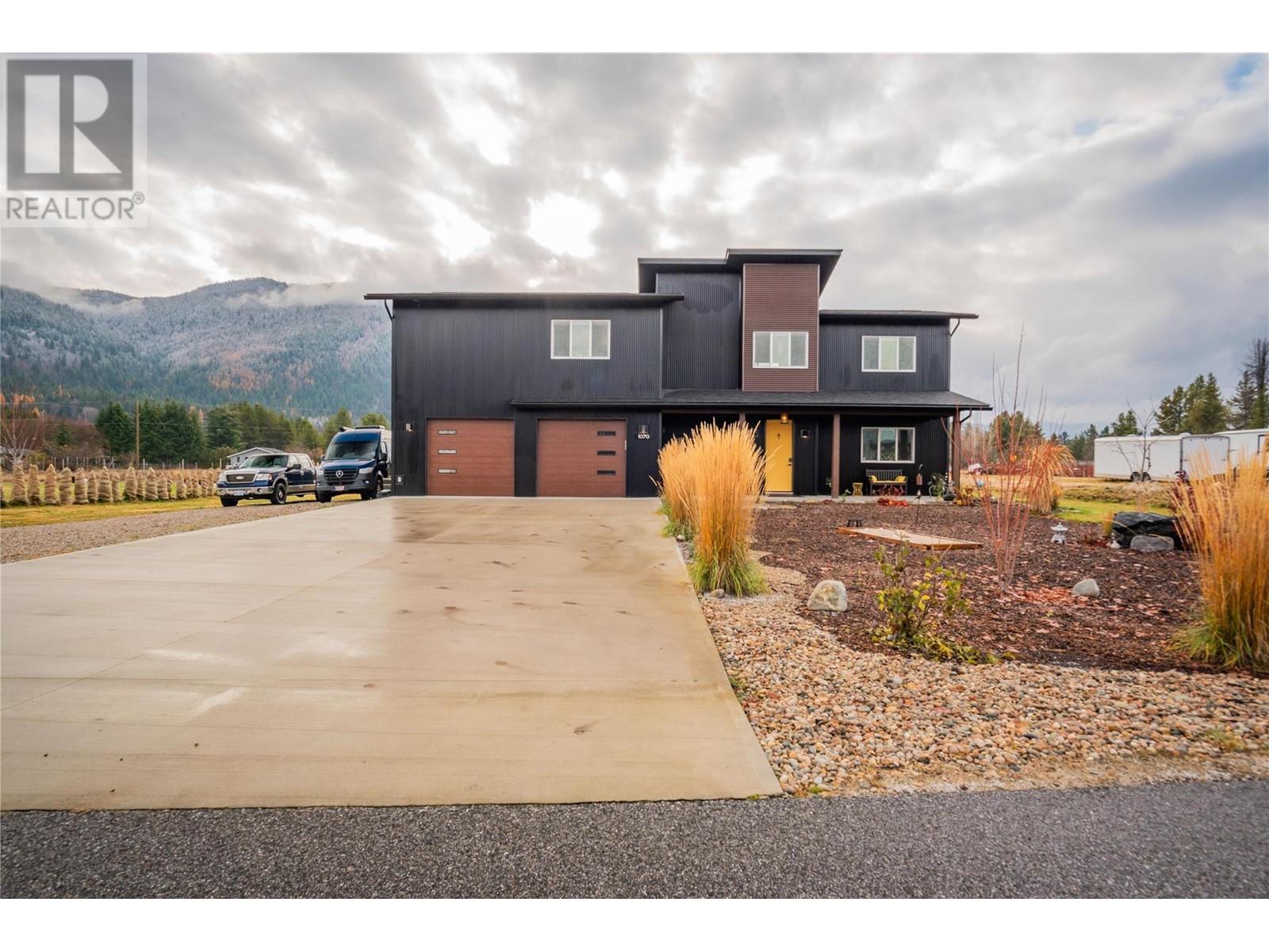 1070 Elkview Road, Castlegar, British Columbia  V1N 4L5 - Photo 1 - 10345826