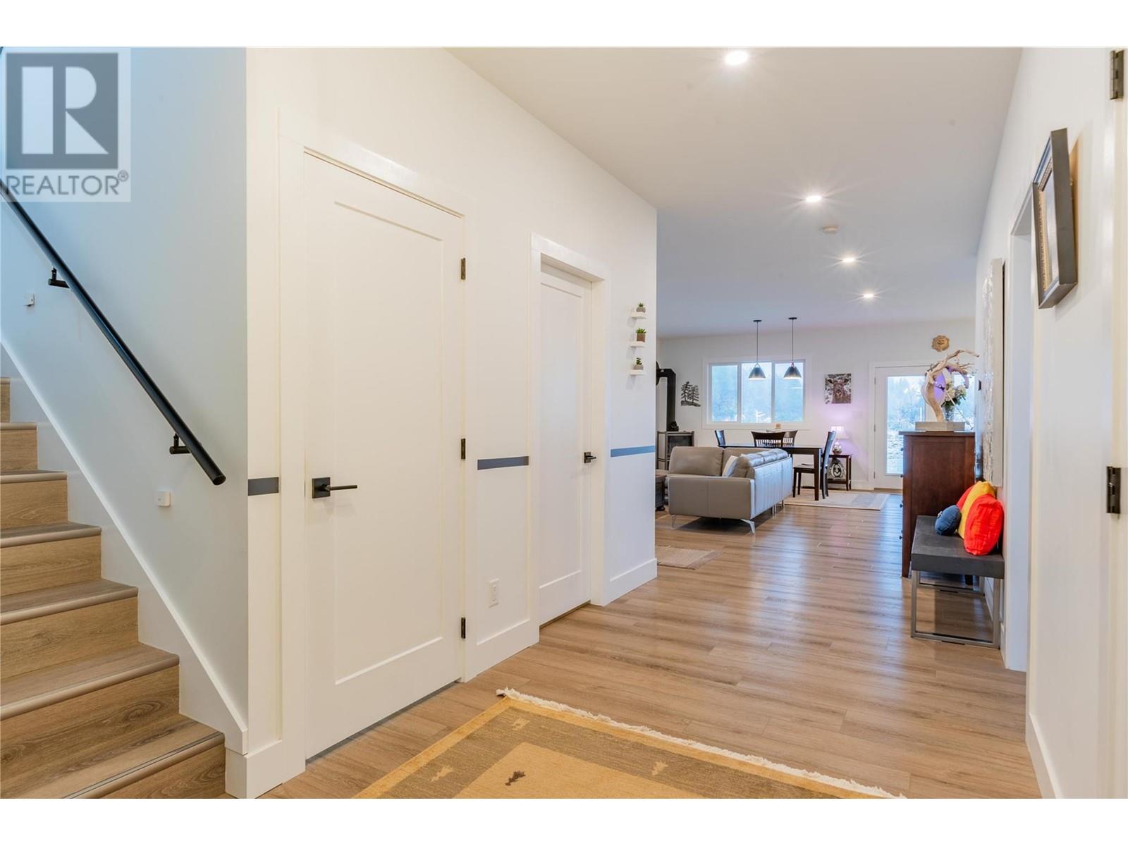 1070 Elkview Road, Castlegar, British Columbia  V1N 4L5 - Photo 18 - 10345826