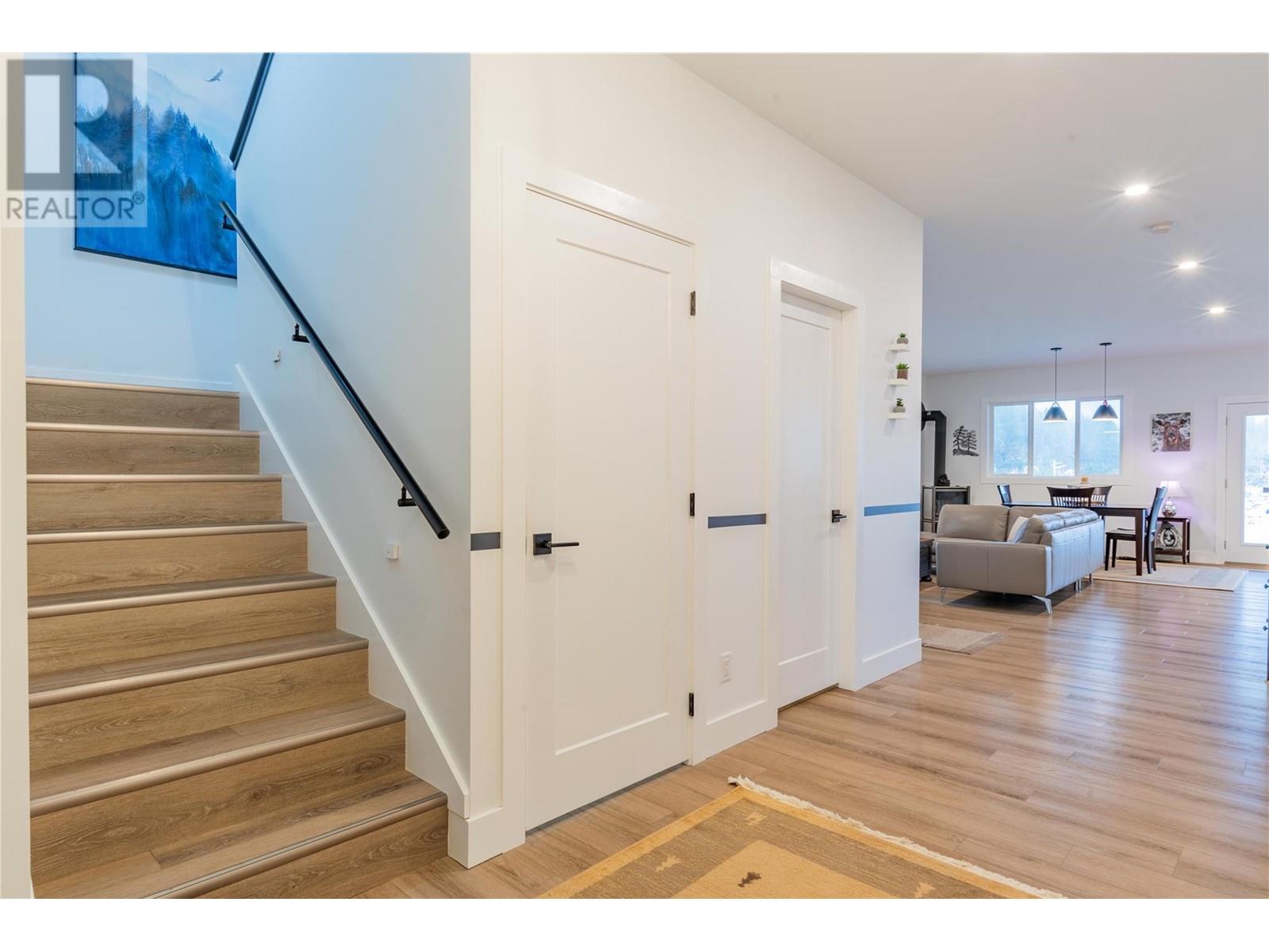 1070 Elkview Road, Castlegar, British Columbia  V1N 4L5 - Photo 19 - 10345826