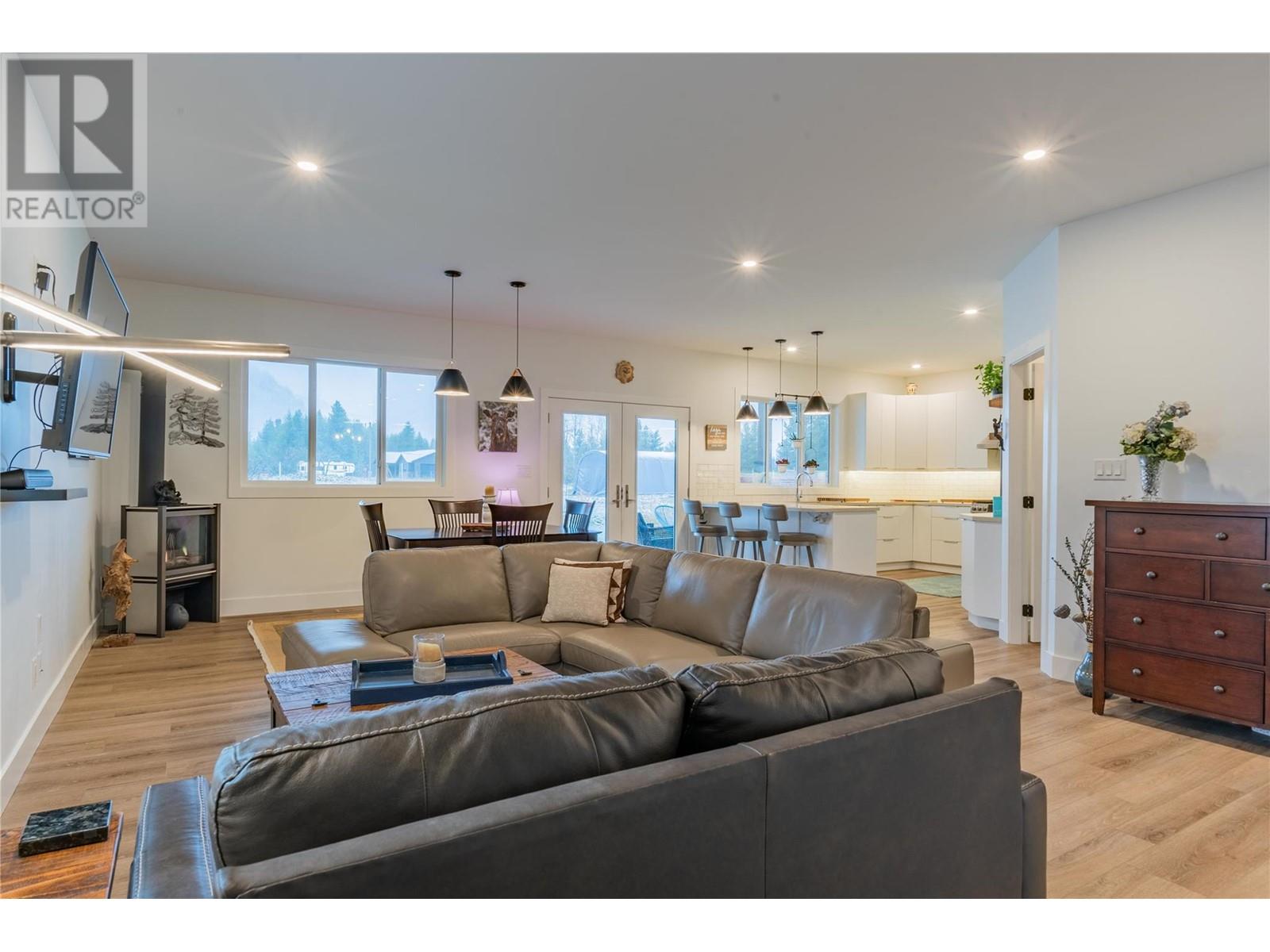 1070 Elkview Road, Castlegar, British Columbia  V1N 4L5 - Photo 21 - 10345826
