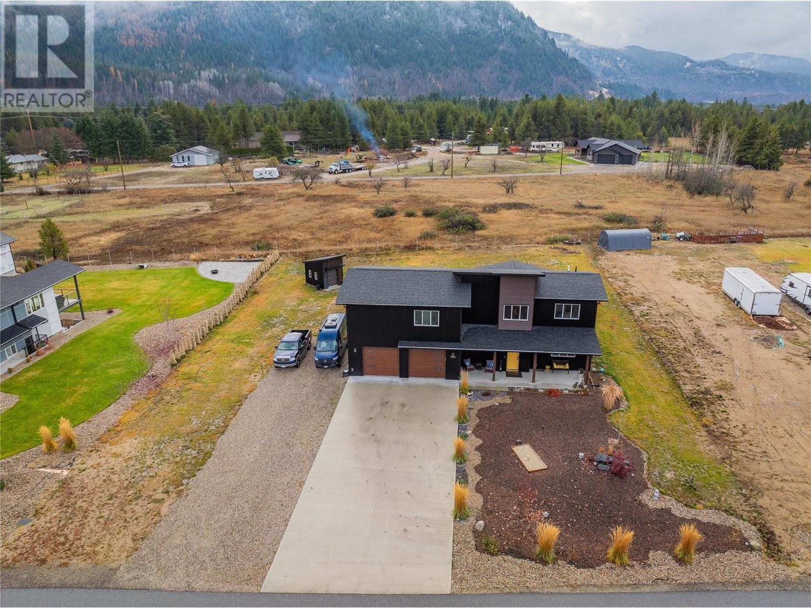 1070 Elkview Road, Castlegar, British Columbia  V1N 4L5 - Photo 3 - 10345826