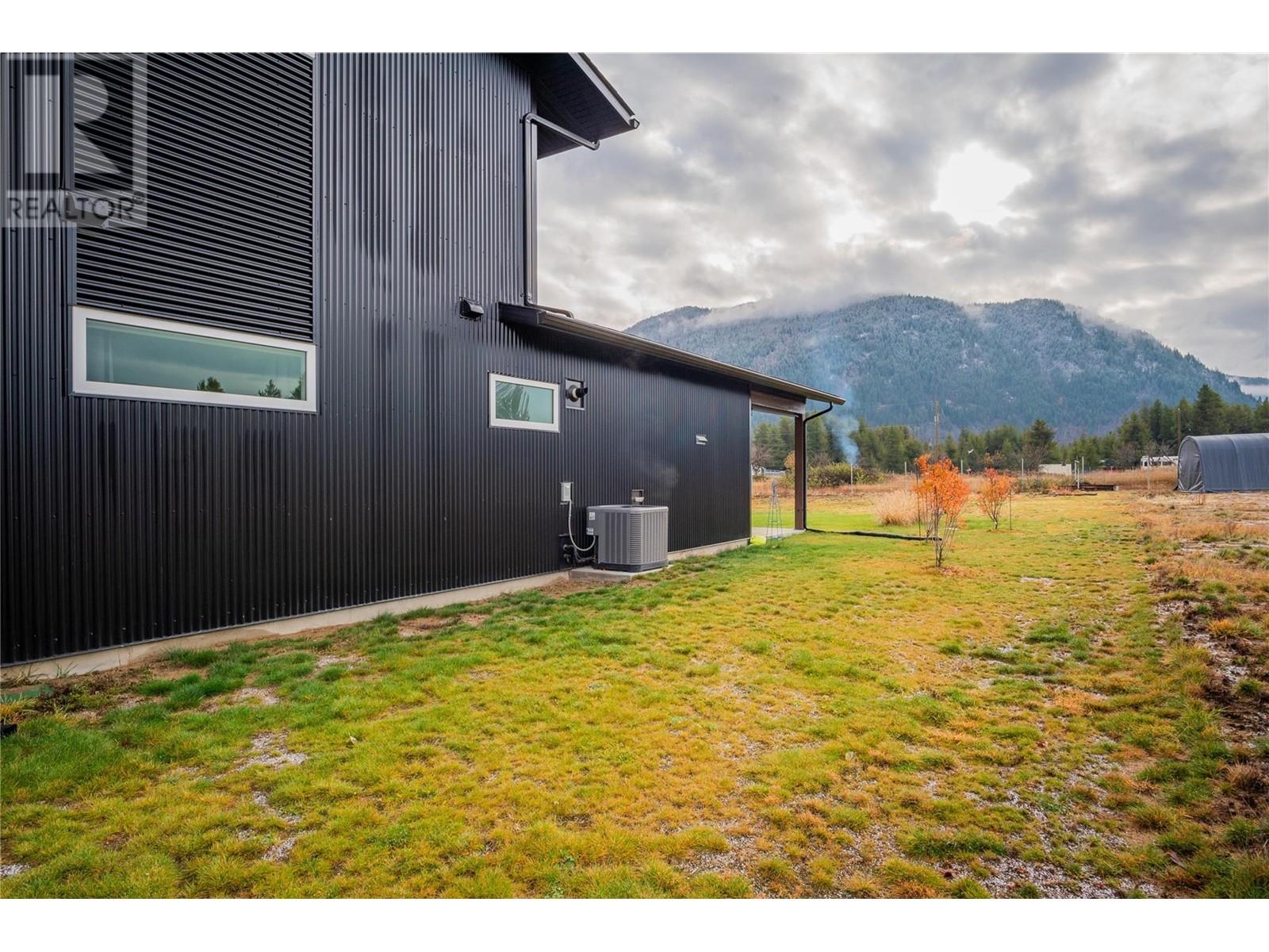 1070 Elkview Road, Castlegar, British Columbia  V1N 4L5 - Photo 68 - 10345826