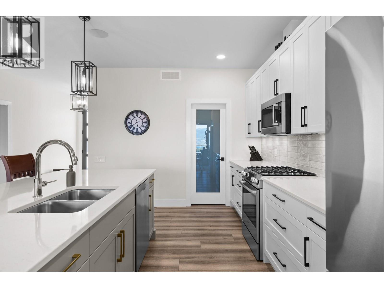 17511 Sanborn Street, Summerland, British Columbia  V0H 1Z3 - Photo 6 - 10345587