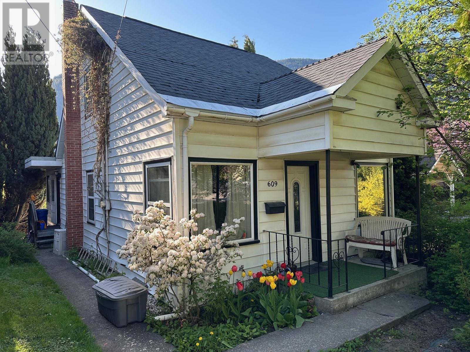 609 Second Street, Nelson, British Columbia  V1L 2L7 - Photo 1 - 10345333