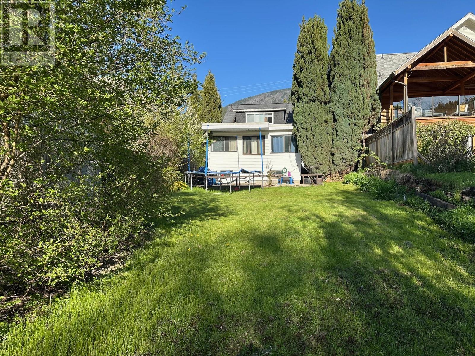 609 Second Street, Nelson, British Columbia  V1L 2L7 - Photo 2 - 10345333