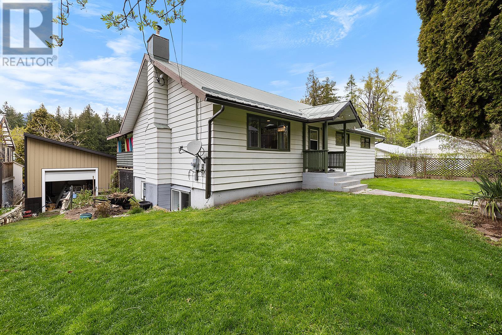 1629 Ainsworth Avenue, Riondel, British Columbia  V0B 2B0 - Photo 1 - 10345295