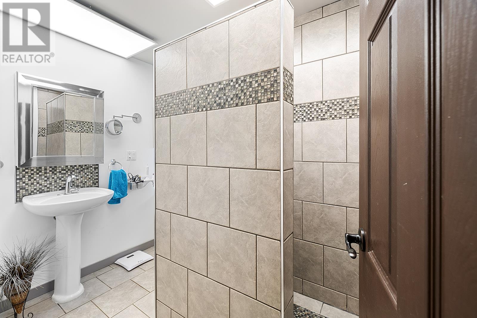 1629 Ainsworth Avenue, Riondel, British Columbia  V0B 2B0 - Photo 12 - 10345295