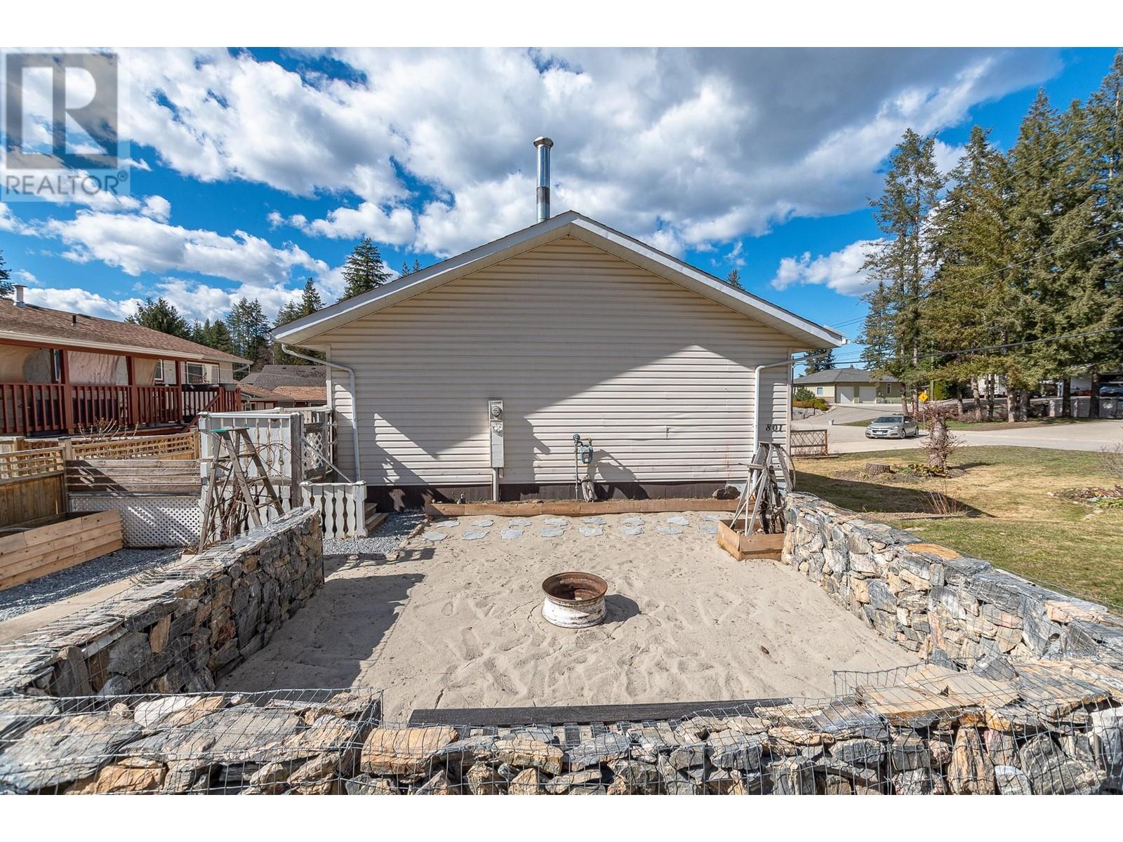 801 26 Street Se, Salmon Arm, British Columbia  V1E 2H6 - Photo 4 - 10346676